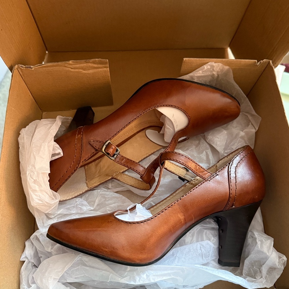 NEW IN BOX Frye Scarlett T-Strap Heel in Cognac Leather Size 7